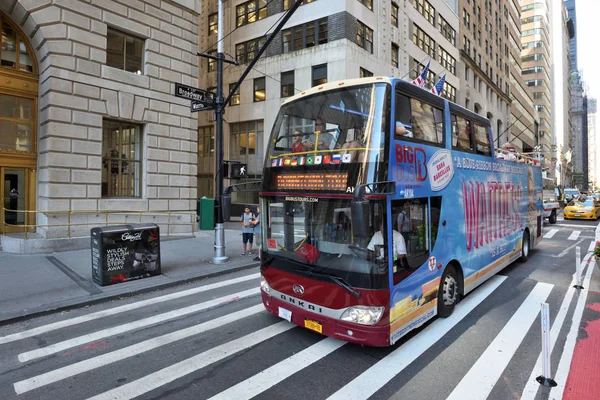 Autobús turístico en el Bajo Manhattan — Foto de Stock