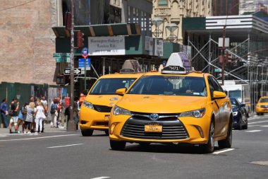 Manhattan, Nyc Caddesi üzerinde sarı taksiler