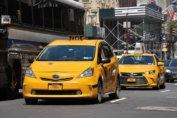 Taxis amarillos en la calle en Manhattan, Nueva York — Foto de Stock