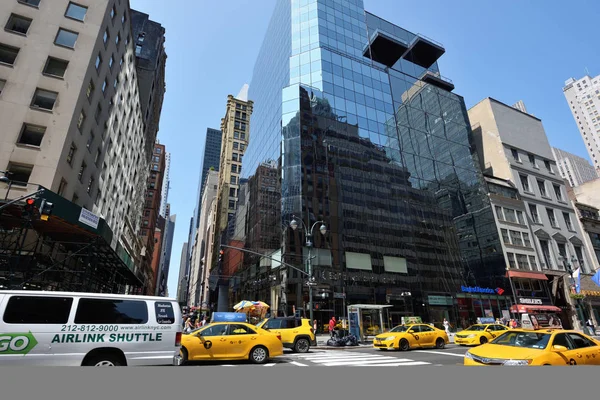 Circulation dans la rue à Manhattan, NYC — Photo