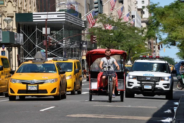 Taksi Araba, çekçek ve Manhattan, Nyc sokakta polis arabası