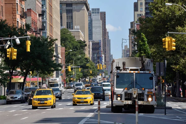 Tráfico en la calle en Manhattan, Nueva York — Foto de Stock