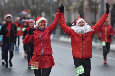 Koşucular geleneksel Vilnius Noel yarış