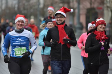 Koşucular geleneksel Vilnius Noel yarış