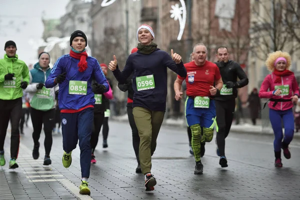 Runners on traditional Vilnius Christmas race — Stock Photo, Image