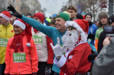 Koşucular geleneksel Vilnius Noel yarışın başlamasından üzerinde