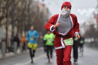Koşucular geleneksel Vilnius Noel yarış