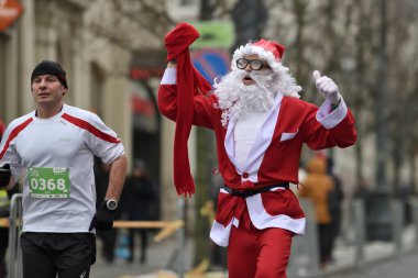 Koşucular geleneksel Vilnius Noel yarış
