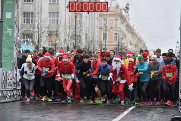 Koşucular geleneksel Vilnius Noel yarışın başlamasından üzerinde — Stok fotoğraf