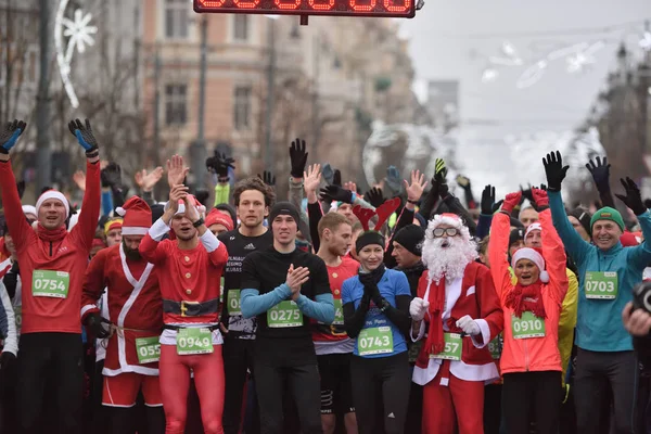 Koşucular geleneksel Vilnius Noel yarışın başlamasından üzerinde — Stok fotoğraf