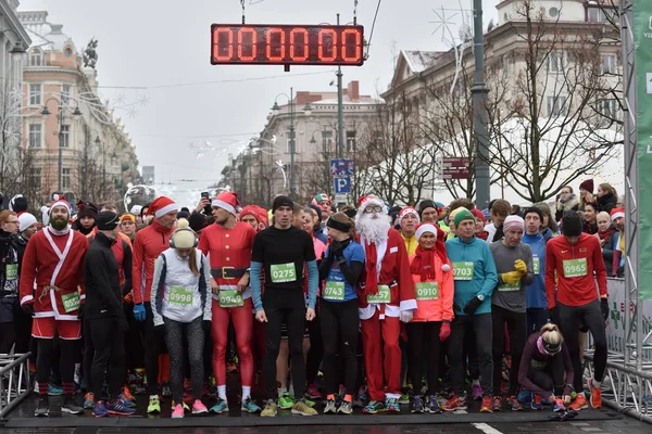 Koşucular geleneksel Vilnius Noel yarışın başlamasından üzerinde — Stok fotoğraf