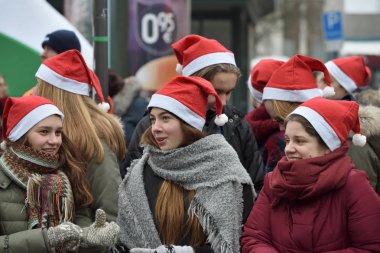 İnsanlar geleneksel Vilnius Noel yarış