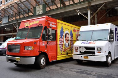 Kamyon ve araba Manhattan, Nyc sokakta