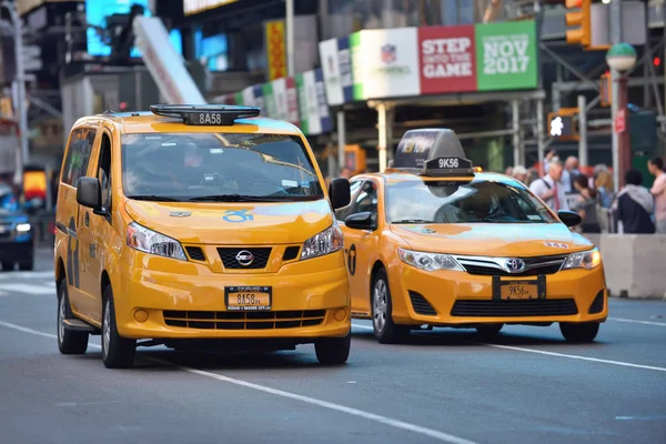 Żółte taksówki na ulicy w Manhattan, Nyc — Zdjęcie stockowe