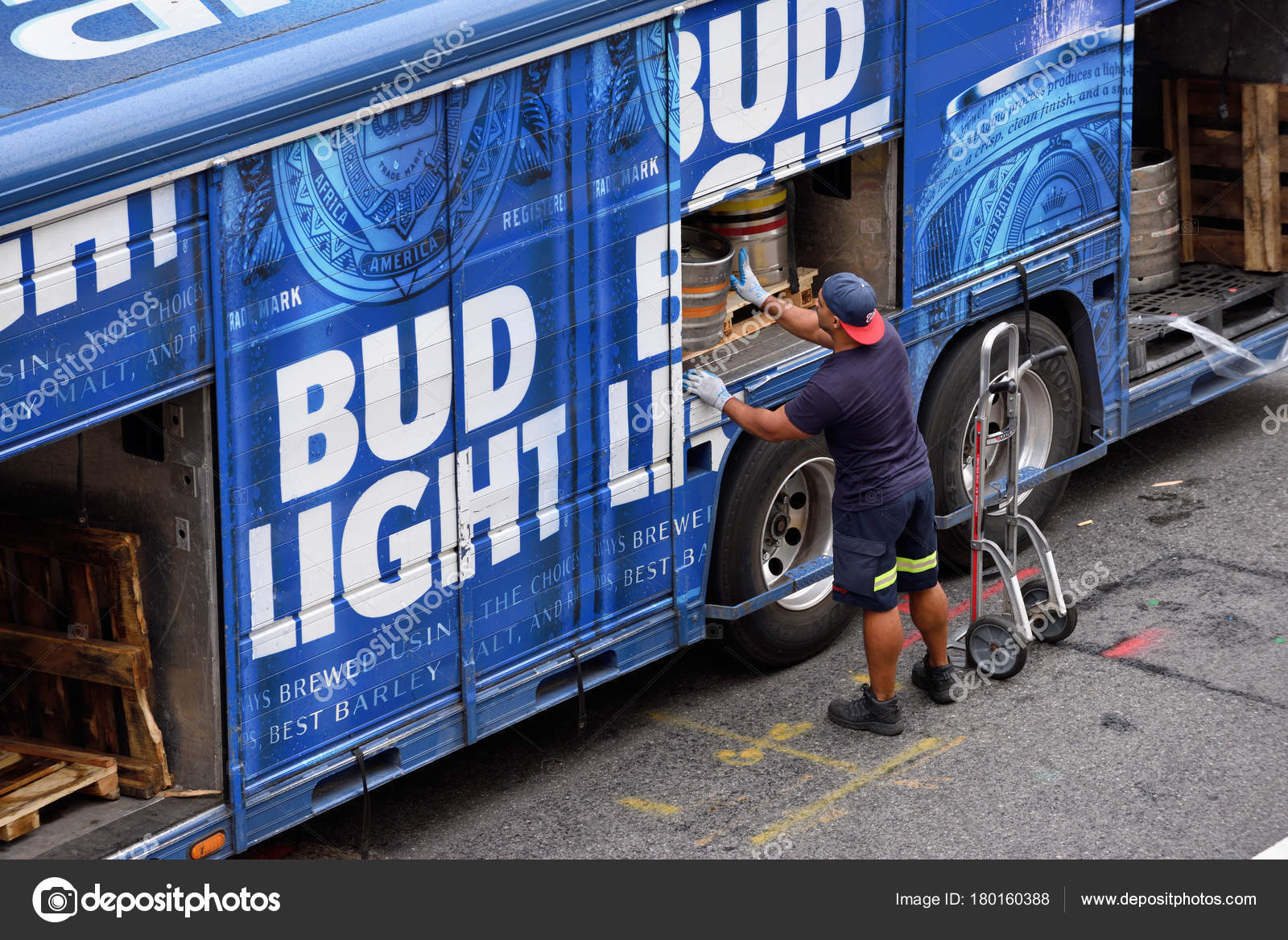 Bud Light beer delivery truck – Stock Editorial Photo © _fla #180160388