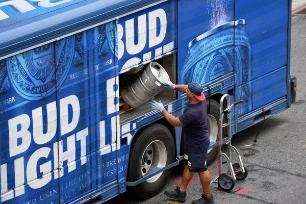 Bud Light beer delivery truck — Stock Photo, Image