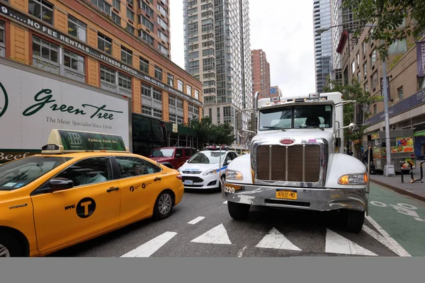 Camión y taxi en la calle en Manhattan, Nueva York — Foto de Stock