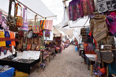 Renkli Ürünler pazarı, Peru Satılık