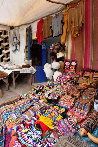 Πολύχρωμα εμπορεύματα για πώληση στο marketplace, Περού — Φωτογραφία Αρχείου