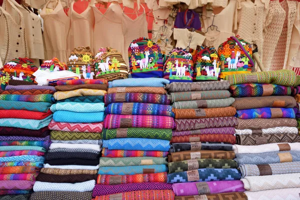 Pestrobarevné zboží k prodeji na trhu, Peru — Stock fotografie