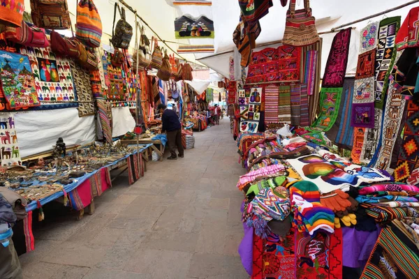 Pestrobarevné zboží k prodeji na trhu, Peru — Stock fotografie