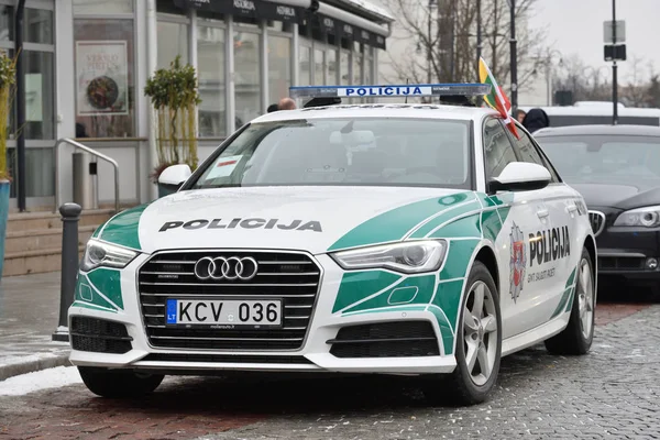 Audi A6 politieauto Parked In de oude stad van Vilnius — Stockfoto