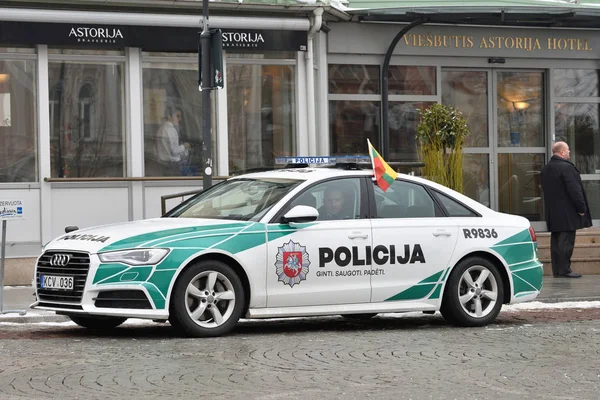 Polis Audi A6 araba park edilmiş eski şehir Vilnius — Stok fotoğraf