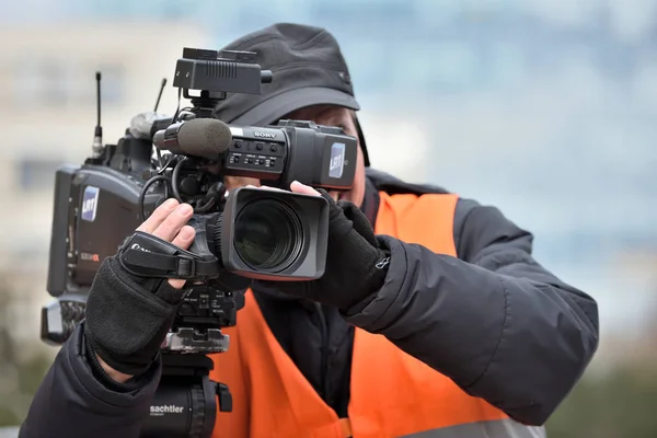 TV câmera homem filmando um evento político — Fotografia de Stock