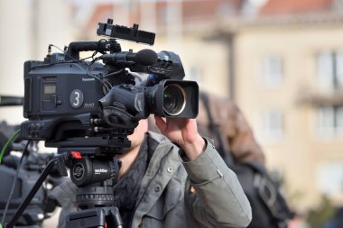 TV kameramanı politik bir olayı kaydediyor.