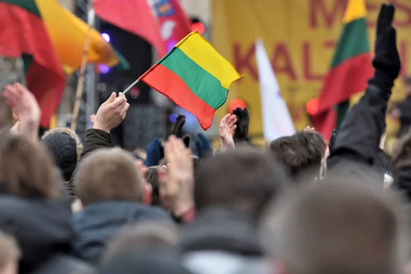 Man Hand Hold Lituano Bandeira — Fotografia de Stock