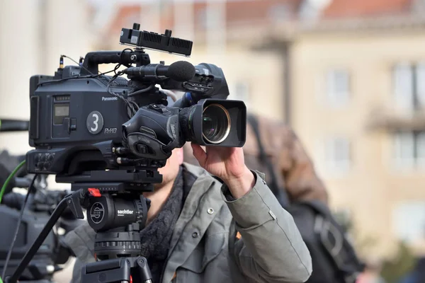 Caméra de télévision homme filmant un événement politique — Photo