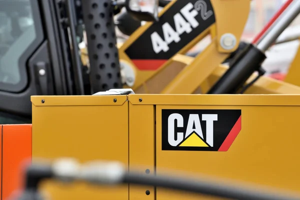 Caterpillar veículo de equipamentos pesados e logotipo — Fotografia de Stock