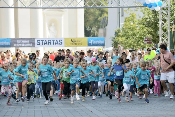 Crianças corredores na maratona de Vilnius — Fotografia de Stock