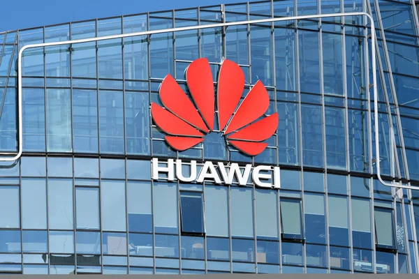 Logotipo da Huawei em um prédio — Fotografia de Stock