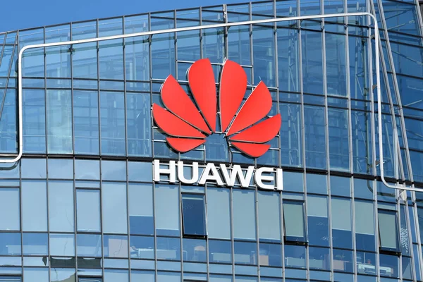 Huawei logo na budynku — Zdjęcie stockowe