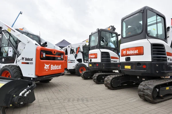 Bobcat heavy duty equipment vehicle and logo — Stock Photo, Image