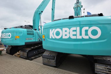 Kobelco ekskavatör ve logosu 