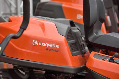 Husqvarna Bahçe traktör ve logosu