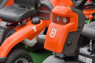 Husqvarna Bahçe traktör ve logosu