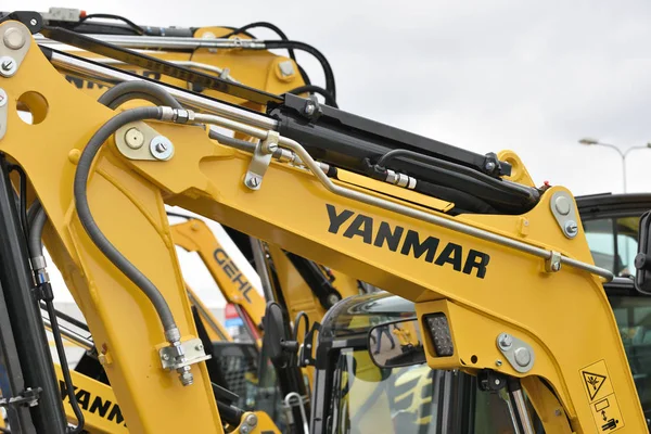 Yanmar graafmachine en logo — Stockfoto