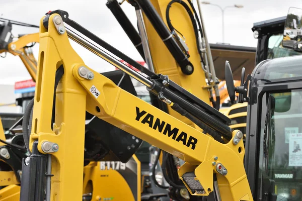 Yanmar kotró és logó — Stock Fotó