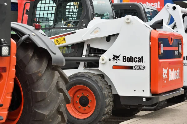 Bobcat heavy duty equipment vehicle and logo — Stock Photo, Image