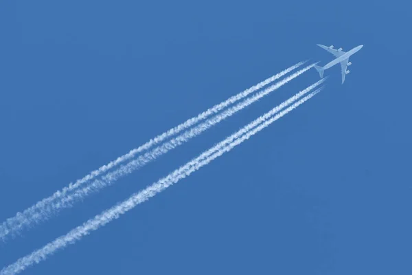 Αεροπλάνο με αεροπλάνο μονοπάτια — Φωτογραφία Αρχείου