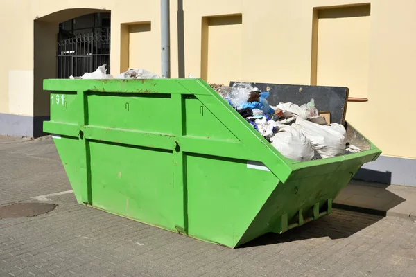 Green skip (contenedor de basura) para residuos municipales —  Fotos de Stock