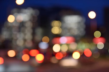 Odaklanmış, bulanık şehir görüntüsü.