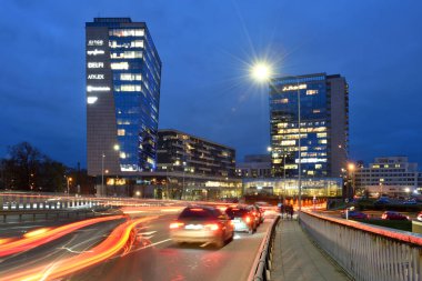 Modern ofis binaları ve gece trafiği