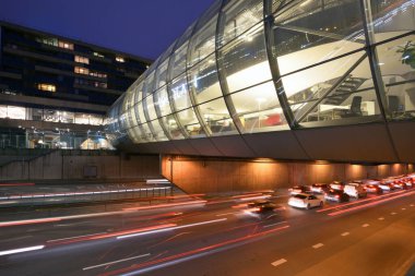 Modern ofis binaları ve gece trafiği