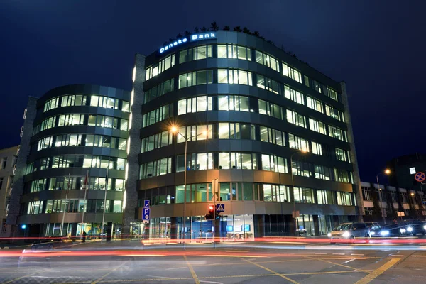 Современные офисные здания и ночное движение — стоковое фото