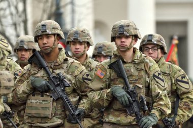 Askerler geçit töreninde