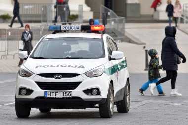 Vilnius 'un Eski Kasabası' na Polis Arabası Park Etti
